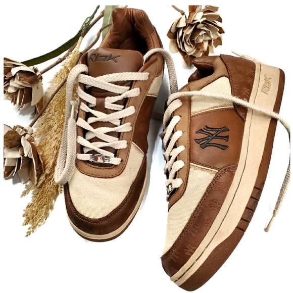 Reebok Other - Reebok Yankees MLB Vintage Collection Sneaker 9m